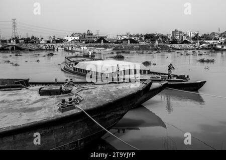 Station de bateaux de cargaison traditionnelle à côté de la rive. Une scène pittoresque se déroule le long des berges du Bangladesh comme les bateaux de cargaison traditionnels le trouvent Banque D'Images