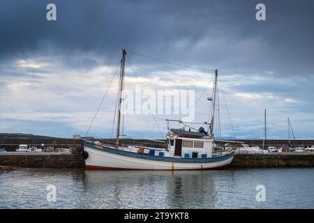 Bateau de pêche amarré dans un port. Hopeman, Moray, Écosse Banque D'Images