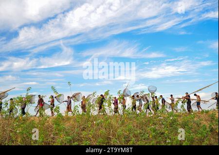 Non exclusive : 28 novembre 2023 Sylhet-Bangladesh : les populations rurales armées de pièges à poissons en bambou et filet prennent part à la célébration dans un hiver de 200 ans f Banque D'Images