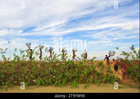 Non exclusive : 28 novembre 2023 Sylhet-Bangladesh : les populations rurales armées de pièges à poissons en bambou et filet prennent part à la célébration dans un hiver de 200 ans f Banque D'Images