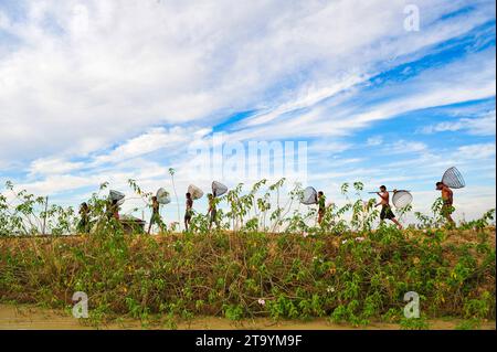 Non exclusive : 28 novembre 2023 Sylhet-Bangladesh : les populations rurales armées de pièges à poissons en bambou et filet prennent part à la célébration dans un hiver de 200 ans f Banque D'Images