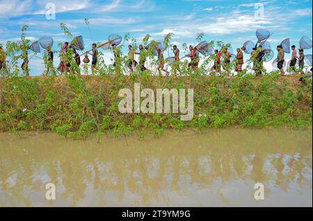 Non exclusive : 28 novembre 2023 Sylhet-Bangladesh : les populations rurales armées de pièges à poissons en bambou et filet prennent part à la célébration dans un hiver de 200 ans f Banque D'Images