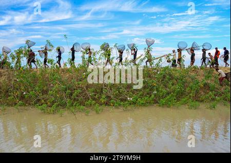 Non exclusive : 28 novembre 2023 Sylhet-Bangladesh : les populations rurales armées de pièges à poissons en bambou et filet prennent part à la célébration dans un hiver de 200 ans f Banque D'Images