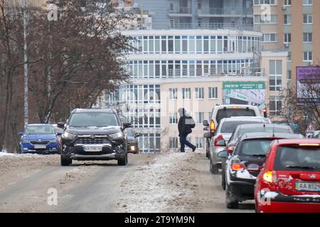 Non exclusive : KIEV, UKRAINE - 27 NOVEMBRE 2023 - Un piéton traverse une rue, Kiev, capitale de l'Ukraine. Banque D'Images