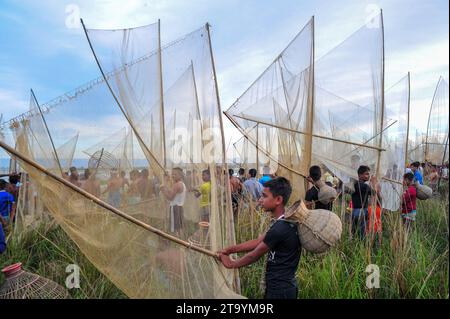 Non exclusive : 28 novembre 2023 Sylhet-Bangladesh : les populations rurales armées de pièges à poissons en bambou et filet prennent part à la célébration dans un hiver de 200 ans f Banque D'Images