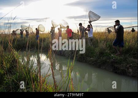 Non exclusive : 28 novembre 2023 Sylhet-Bangladesh : les populations rurales armées de pièges à poissons en bambou et filet prennent part à la célébration dans un hiver de 200 ans f Banque D'Images