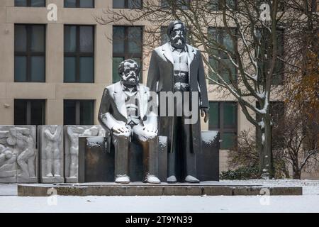 Schnee bedeckt das Denkmal für Karl Marx und Friedrich Engels à Berlin. 28.11.23, Berlin, GER - Schnee am Marx Engels Forum à Berlin., Berlin Berlin Deutschland, DEU Marx Engels Forum *** neige couvre le monument à Karl Marx et Friedrich Engels à Berlin 28 11 23, Berlin, GER neige au Marx Engels Forum à Berlin, Berlin Berlin Allemagne, DEU Marx Engels Forum crédit : Imago/Alamy Live News Banque D'Images