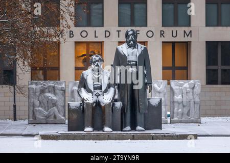 Schnee bedeckt das Denkmal für Karl Marx und Friedrich Engels à Berlin. 28.11.23, Berlin, GER - Schnee am Marx Engels Forum à Berlin., Berlin Berlin Deutschland, DEU Marx Engels Forum *** neige couvre le monument à Karl Marx et Friedrich Engels à Berlin 28 11 23, Berlin, GER neige au Marx Engels Forum à Berlin, Berlin Berlin Allemagne, DEU Marx Engels Forum crédit : Imago/Alamy Live News Banque D'Images