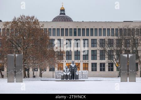 Schnee bedeckt das Denkmal für Karl Marx und Friedrich Engels à Berlin. 28.11.23, Berlin, GER - Schnee am Marx Engels Forum à Berlin., Berlin Berlin Deutschland, DEU Marx Engels Forum *** neige couvre le monument à Karl Marx et Friedrich Engels à Berlin 28 11 23, Berlin, GER neige au Marx Engels Forum à Berlin , Berlin Berlin Berlin Allemagne, DEU Marx Engels Forum Banque D'Images