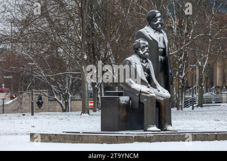 Schnee bedeckt das Denkmal für Karl Marx und Friedrich Engels à Berlin. 28.11.23, Berlin, GER - Schnee am Marx Engels Forum à Berlin., Berlin Berlin Deutschland, DEU Marx Engels Forum *** neige couvre le monument à Karl Marx et Friedrich Engels à Berlin 28 11 23, Berlin, GER neige au Marx Engels Forum à Berlin , Berlin Berlin Berlin Allemagne, DEU Marx Engels Forum Banque D'Images