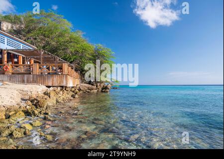 Une structure en bois, surplombant l'océan clair des Caraïbes, à Kokomo Beach, Curaçao, Antilles néerlandaises Banque D'Images