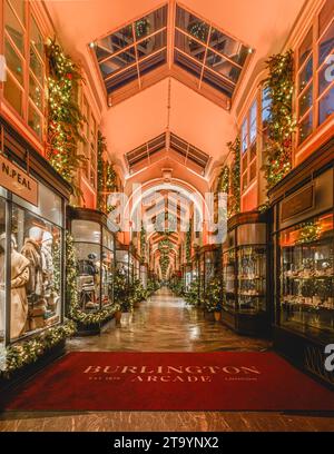 L'intérieur de Burlington Arcade avec le tapis rouge est illuminé de décorations de noël à Londres. Banque D'Images