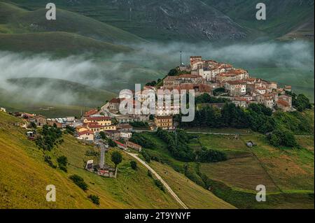 Le village de montagne de Castelluccio di Norcia avant le tremblement de terre de 2016 où une grande partie de l'ancien centre historique a été détruite. Ombrie Banque D'Images