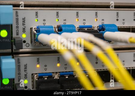 Câble à fibre optique avec SFP, connexion Internet rapide, gros plan Banque D'Images