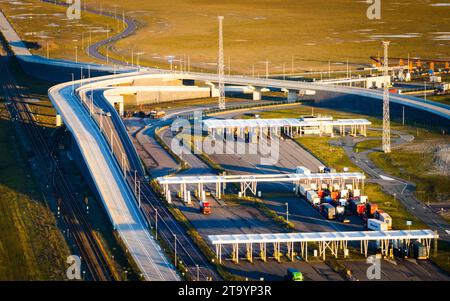 ROTTERDAM - la route d'échange de conteneurs, le réseau routier propre à l'Autorité portuaire de Rotterdam sur la Maasvlakte. Le réseau routier long de 17 kilomètres relie les terminaux, les centres de distribution et d'autres lieux importants. Cela signifie que les conteneurs ne doivent pas circuler sur la voie publique. ANP JEFFREY GROENEWEG pays-bas sorti - belgique sorti Banque D'Images