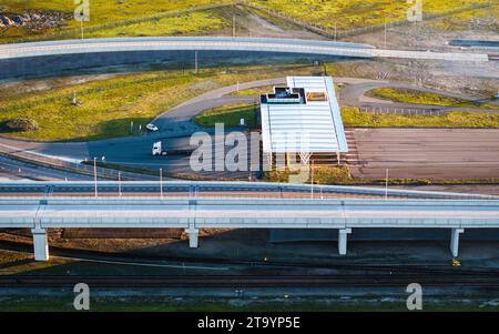 ROTTERDAM - la route d'échange de conteneurs, le réseau routier propre à l'Autorité portuaire de Rotterdam sur la Maasvlakte. Le réseau routier long de 17 kilomètres relie les terminaux, les centres de distribution et d'autres lieux importants. Cela signifie que les conteneurs ne doivent pas circuler sur la voie publique. ANP JEFFREY GROENEWEG pays-bas sorti - belgique sorti Banque D'Images