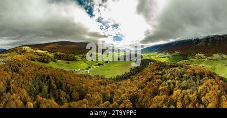 Du Bosco di Sant'Antonio une vue d'ensemble aérienne de la vallée appelée Primo Campo. En arrière-plan, les chaînes de montagnes Maiella et Morrone Banque D'Images