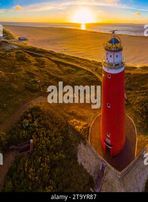 Phare de Texell au coucher du soleil pays-Bas à l'île néerlandaise Texel en été avec des dunes de sable à l'île des Wadden. drone vue aérienne d'en haut à la plage avec un phare Banque D'Images