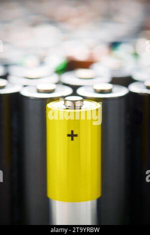 Gros plan d'un grand groupe de batteries usagées pour le processus de recyclage Banque D'Images