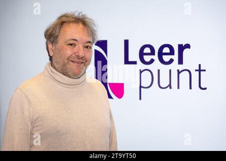 Bruxelles, Belgique. 28 novembre 2023. Le scientifique pédagogique Pedro de Bruyckere photographié lors du lancement du centre de connaissances indépendant 'Leerpuntt', à Koekelberg, Bruxelles, mardi 28 novembre 2023. « Leerpunt » traduira les connaissances scientifiques sur l'enseignement dans la salle de classe, dans le respect du professionnalisme et de l'autonomie de l'ensemble du système éducatif. BELGA PHOTO JAMES ARTHUR GEKIERE crédit : Belga News Agency/Alamy Live News Banque D'Images