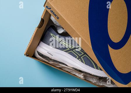 Antalya, Turquie - 28 novembre 2023 : gros plan du logo sur les chaussures de running Asics Banque D'Images