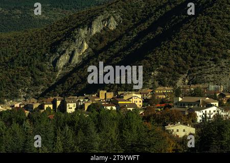 Paysage des anciennes maisons en pierre appuyées les unes contre les autres dans le village de montagne de Cansano. Cansano, province de l'Aquila, Abruzzes, Italie Banque D'Images