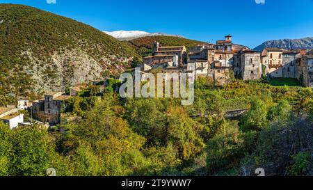 Paysage des anciennes maisons en pierre appuyées les unes contre les autres dans le village de montagne de Cansano. Cansano, province de l'Aquila, Abruzzes, Italie Banque D'Images