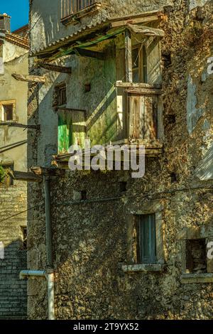 Aperçus du centre historique de la ville de montagne de Cansano. Vieilles maisons en pierre et balcons en bois. Cansano, province de l'Aquila, Abruzzes, Italie, Banque D'Images