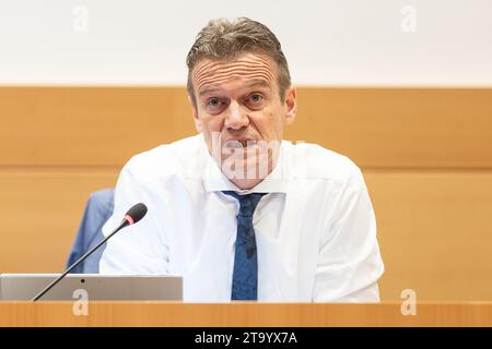 Bruxelles, Belgique. 28 novembre 2023. Le ministre de la Justice Paul Van Tigchelt photographié lors d’une session des commissions de chambre pour la Justice, mardi 28 novembre 2023 au Parlement fédéral à Bruxelles. Van Tigchelt, ministre de la Justice nouvellement nommé, présentera sa déclaration de politique générale lors de la commission. BELGA PHOTO JAMES ARTHUR GEKIERE crédit : Belga News Agency/Alamy Live News Banque D'Images