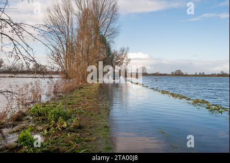 Une voiture vue conduire à travers une route inondée en raison de fortes pluies et du facteur vent. Le Comité national de coordination des risques d'inondation (LCO) de Rijkswaterstaat est entré en action jeudi en raison des niveaux d'eau élevés attendus le long de la côte, de l'Ijsselmeer, et sur les principaux fleuves. Une telle situation est rare, selon Rijkswaterstaat. Les barrières contre les ondes de tempête, Hollandse IJsselkering dans le Zuid-Holland et le Haringvlietsluizen, devraient fermer jeudi soir. Le Ramspolkering dans l'IJssel près de Kampen devrait fermer plus tard. L'eau le long de la côte est entraînée par des vents forts. Le KNM Banque D'Images