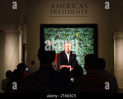 Washington, DC - 01 juin 2018 : personnes près du portrait du 44e président des États-Unis Barack Obama par Kehinde Wiley dans National Portrait Banque D'Images