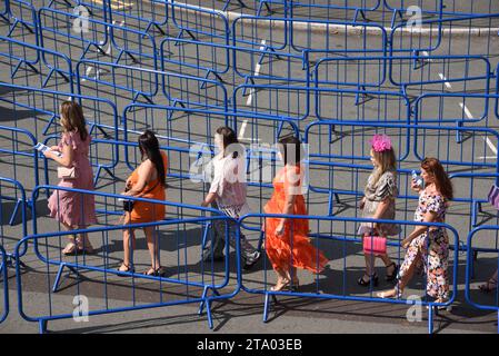 Les femmes ou les adeptes de la course portent des robes fantaisie, tendance ou colorées lors de la Journée des dames à Chester courses Chester Racecourse Angleterre Banque D'Images