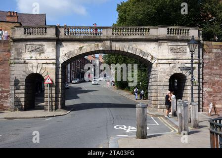 Bridge Gate ou Bridgegate (1781), un pont néoclassique conçu par Josepeh Turner, remparts de la ville de Chester dans la vieille ville ou le quartier historique de Chester Banque D'Images