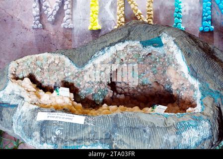 NEW DELHI - 22 NOVEMBRE 2023 : un spécimen d'Apophyllite verte avec géode Stilbite est exposé au pavillon du ministère des Mines au 42nd India I. Banque D'Images