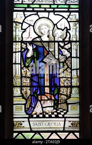 Portrait en pied de Sainte Cécile ou Cecilée, Cécile de Rome, Martyr & patron Saint de la musique. Vitrail dans Cloisters Chester Cathedral Banque D'Images