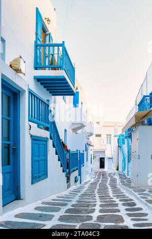 Rue vide du village grec de Mykonos en Grèce, rues colorées du village de Mikonos au lever du soleil dans la petite ville du village Banque D'Images