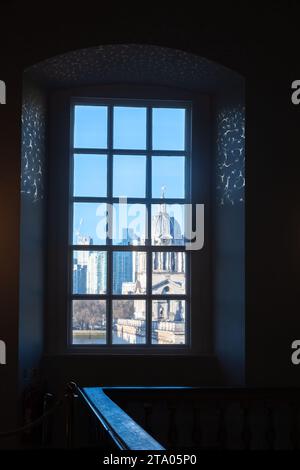 Une vue depuis une fenêtre à l'intérieur de la maison de la Reine vers le Royal Naval College Greenwich London. La vue est déformée par les fenêtres vieilles vitres Banque D'Images