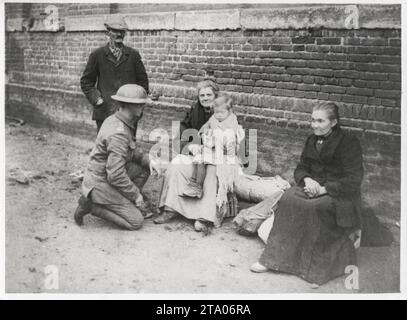 WW1 première Guerre mondiale - résidents de Noyelles avec un petit garçon sauvé, France Banque D'Images