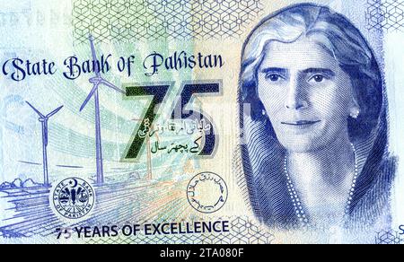 Fragment du billet de banque commémoratif pakistanais de 75 roupies 2023 avec portrait de Fatima Jinnah (1893 -1967). Politicienne et femme d'État pakistanaise Banque D'Images