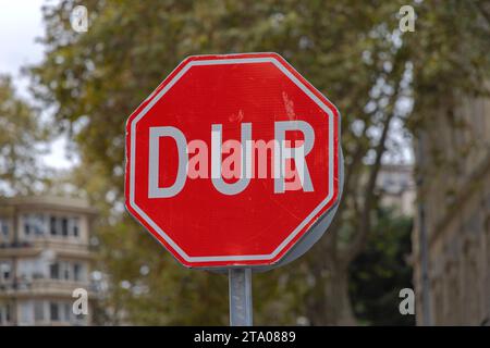 Rouge Stop Traffic Sign dur en Turquie Banque D'Images