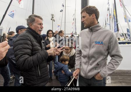 Paul Meilhat (FRA), skipper SMA, avec le public sur pontons aux Sables d'Olonne, France, le 28 octobre 2016 - photo Olivier Blanchet / DPPI Banque D'Images