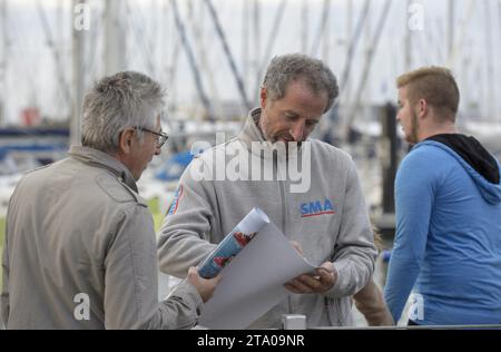 Michel Desjoyeaux, responsable du projet SMA, skipper Paul Meilhat (FRA), lors du pré-démarrage du Vendée Globe, aux Sables d'Olonne, France, le 20 octobre 2016 - photo Olivier Blanchet / DPPI Banque D'Images