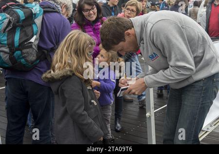 Paul Meilhat (FRA), skipper SMA, avec le public sur pontons aux Sables d'Olonne, France, le 28 octobre 2016 - photo Olivier Blanchet / DPPI Banque D'Images