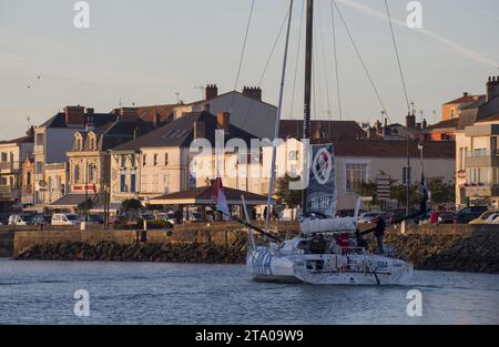 SMA, skipper Paul Meilhat (FRA), quittant des pontons pour une voile technique, aux Sables d'Olonne, France, le 22 octobre 2016 - photo Olivier Blanchet / DPPI Banque D'Images