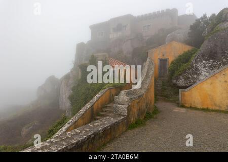 Escalier en pierre menant au château de Foggy Banque D'Images