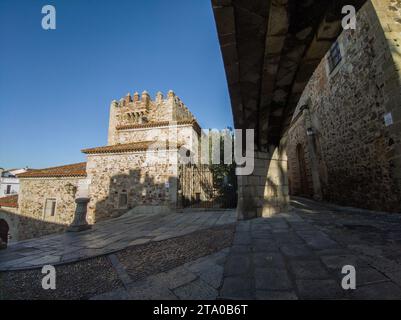 Escalier Estrella Arch avec Tour Bujaco en bas. Accès principal au complexe monumental de Caceres Banque D'Images