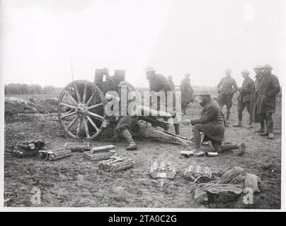 WW1 première Guerre mondiale - troupes britanniques utilisant un canon allemand Banque D'Images