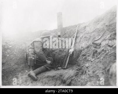 WW1 première Guerre mondiale - utilisation d'un nouveau périscope de tranchée sur le front britannique près de St Quentin, France Banque D'Images