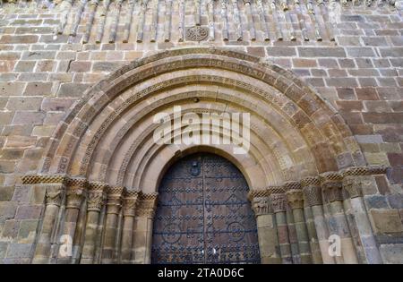 Abbaye de Veruela (Real Monasterio de Santa María de Veruela), cistercienne du 12th siècle. Porte romane, colonnes et capitales. Vera de Moncayo, Saragosse, Banque D'Images