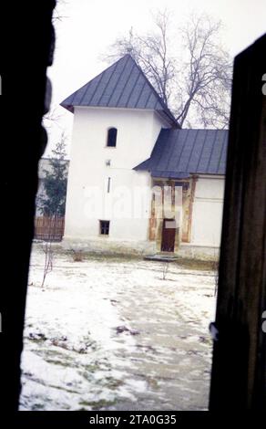 Comté de Gorj, Roumanie, 2001. Vue extérieure de 'St. L'église de Nicolas au monastère de Polovragi, un monument historique du 18ème siècle. Banque D'Images